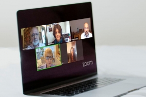 Baixo esclarecimento político da população é criticado em debate no IAB