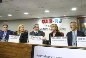   Da esq. para a dir., Felipe Sarmento, Ana Tereza Basilio, José Roberto de Castro Neves, Rita Cortez e Carlos Alberto Direito