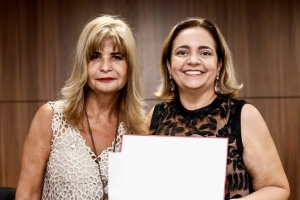 Rita Cortez dá posse à advogada Ana Paula Araujo de Holanda, como membro do IAB, no dia 30 de maio de 2019, na sede da OAB/CE