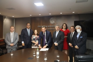 Da esq. para a dir., Fabio Böckmann Schneider, Jorge Rubem Folena; Sulamita Santos Cabral, Leonardo Lamachia, Sydney Sanches, Carmela Grüne, Paulo Joel Bender Leal e Thiago Sarmento Leite (Foto Divulgação OAB/RS)