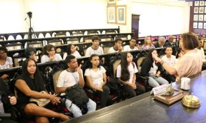 Alunos do Ciep Carlos Drummond de Andrade no plenário histórico do IAB