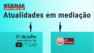 Descrição da imagem: fundo azul piscina com o título do webinar escrito em preto na parte superior. Quase todo o espaço é ocupado pelo desenho de duas pessoas, cada uma no topo de um prédio, que se olham e estão separadas pelo vão entre as duas edificações. Dentro do desenho estão as logos do IAB, em vermelho e branco, e da TVIAB, em azul escuro.