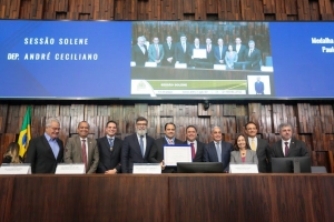 Da esq. para a dir., Noel de Carvalho, Max Lemos, Paulo Victor Lima, Luciano Bandeira, Beto Simonetti, Felipe Santa Cruz, André Ceciliano, Martha Rocha, Eduardo Lima Neto e Sydney Sanches. Foto: Rafael Wallace/Divulgação Alerj