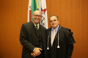 Cláudio Araújo Pinho e novo presidente do TRE-MG, desembargador Rogério Medeiros