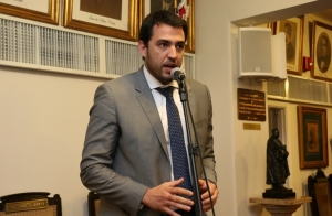 Segundo Claudio Bidino, a medida proposta resultaria na violação do princípio da não auto-incriminação.