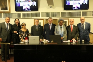 Da esq. para a dir., Antonio Laért Vieira Junior, Marcia Dinis, Kley Ozon Monfort Couri Raad, Juarez Estevam Xavier Tavares, Sydney Limeira Sanches, Edmée da Conceição Cardoso, Paulo Roberto de Gouvea Medina e Sérgio Tostes