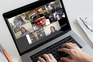 Barroso diz que ‘democracias precisam atuar em legítima defesa’ contra milícias digitais 