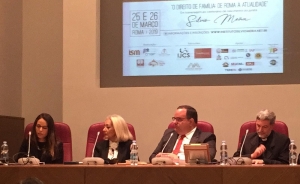 Joana Cortez (à esquerda) lê a mensagem da presidente nacional do IAB na abertura do evento