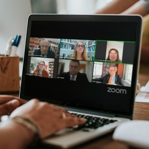 Da esq. para a dir., no alto, Cleyson de Moraes Mello, Benizete Ramos de Medeiros e Ana Amelia Menna Barreto; embaixo, Carmela Grüne, Luiz Claudio Gonçalves Junior e Mauricio Mota