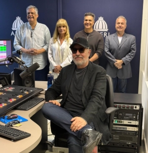  Da esq. para a dir., em pé, Vinicius Cordeiro, Rita Cortez, Jorge Portella e Marcelo Barros; sentado, Alberto Brizola