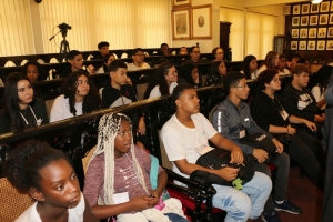 Plenário histórico recebe alunos de escola pública dentro do projeto 'Calçada da Cidadania'