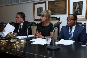 Da esq. para a dir., Antonio Laért Vieira Junior, Rita Cortez e João Manoel de Lima Junior