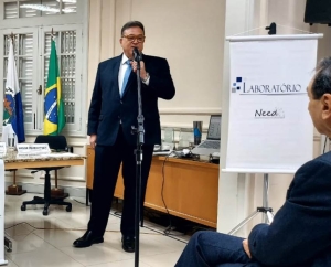 Arnon Velmovitsky homenageia Melhim Namen Chalhub (à direita)