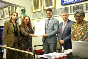 Da esq. para a dir., Adriana Brasil Guimarães, Vânia Siciliano Aieta, Anderson de Oliveira Alarcon, Sydney Limeira Sanches e Edmée da Conceição Cardoso