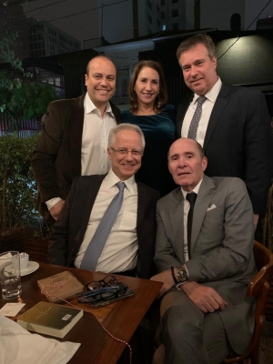 Da esq. para a dir., em pé, Alexandre Atheniense, Marcia Dinis e Gustavo Brigagão; sentados, Carlos Mário da Silva Velloso Filho e Carlos José Santos da Silva, o Cajé