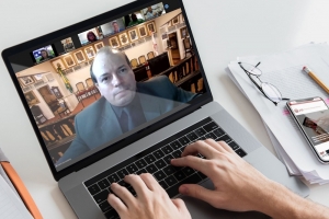 André Luiz Junqueira; ao fundo a imagem do plenário histórico vazio