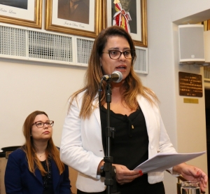 Larissa Clare Pochmann da Silva e, na tribuna, Erica Guerra da Silva