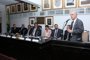 Da esq. para a dir. Leandro Sender, Edison Mendes Balbino, Marco Aurélio Bezerra de Melo, Arnon Velmovitsky, Cristina Serra Feijó, Carlos Gabriel Feijó de Lima, Carlos Samuel de Oliveira Freitas e, na tribuna, Adilson Rodrigues Pires