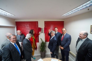 Da esq. para a dir., atrás, Amadeu Weinmann e Ricardo Martins; na frente, Paulo Leal, Thiago Roberto Sarmento Leite, Carmela Grüne, Sydney Limeira Sanches, Leonardo Lamachia, Jorge Rubem Folena e Luiz Carlos Levenzon.  Divulgação: OAB/RS/Pablo Reis