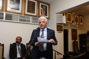 Manoel Messias Peixinho faz a sustentação oral; ao fundo Sérgio Sant'Anna