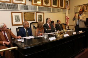 Da esq. para a dir., Hariberto de Miranda Jordão Filho, Sergio Sant’Anna, Rita Cortez, Rodrigo Mascarenhas, Luciano Bandeira, Fábio Nogueira e, na tribuna, Jorge Folena