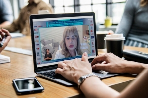 Retrocessos impostos pela reforma trabalhista se agravaram na pandemia, afirma Rita Cortez