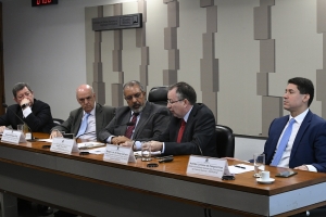 Da esq. para a dir., Edson Vismona, Adilson Rodrigues Pires, Paulo Paim, Sérgio Luís de Souza Carneiro e Achilles Linhares de Campos Frias