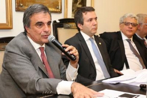 Cardozo: &quot;Não defendo somente o mandato da presidente, mas também a democracia&quot;