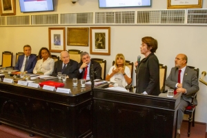 Da esq. para a dir., Marcello Oliveira, Silvia Virginia Silva de Souza, Bernardo Cabral, Sydney Sanches, Rita Cortez, Delaíde Alves Miranda Arantes e Marcus Vinicius Cordeiro. Foto: Flávia Freitas/Divulgação OAB/RJ