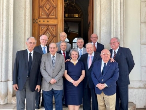 Na frente, da esq. para a dir., Marcus Faver, José Roberto Tadros, Gabriela Soares de Albergaria, Bernardo Cabral e Marcos de Azambuja. Atrás, Arno Wehling, Francisco Amaral, Antonio Celso Alves Pereira, Sydney Sanches, Mauricio Dinepi e Aurélio Wander Bastos