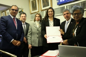 Da esq. para a esq., Jorge Rubem Folena, Vitor Greijal Sardas, Adriana Brasil Guimarães, Carolina da Silva Barboza Lima, Sydney Limeira Sanches e Edmée da Conceição Cardoso