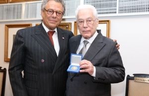 Sérgio Ferraz recebe de Técio Lins e Silva a Medalha Montezuma