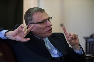 Eugênio Aragão em entrevista em seu gabinete