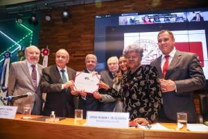 Da esq. para a dir., Sergio Tostes, José Roberto Tadros, Sydney Sanches, Bernardo Cabral, Tia Ju, Edmée da Conceição Cardoso e Jorge Rubem Folena (Fotos de Bruno Mirandella)