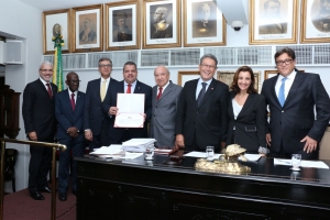 Da esq. para a dir., Carlos Eduardo Machado, Joidá Gomes Ferreira, Luiz Felipe Conde, Marcell de Freitas Nascimento, Sergio Tostes, Antonio Laért Vieira Junior, Maíra Fernandes e Arnon Velmovitsky