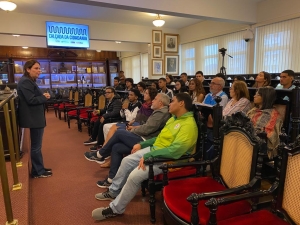  Leila Pose, à esquerda, apresentando o IAB aos estudantes