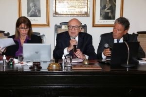 Da esq. para a dir., Adriana Brasil Guimarães, Sergio Tostes, que presidiu a sessão, e Antônio Laért Vieira Júnior