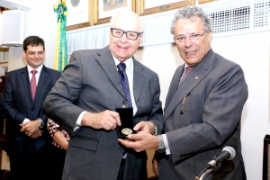 Candinho é homenageado com a Medalha Montezuma