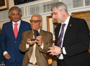 Nei Lopes recebe a Medalha Luiz Gama, entre Humberto Adami e Sydney Sanches