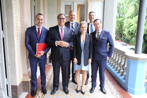 Da esq. para a dir., Marcelo Miguel Conrado e Gustavo Britta Scandelari; na frente, Samir Mattar Assad, Jorge Rubem Folena, Maria Helena Japiassu Marinho de Macedo e Paulo Fernando Pinheiro Machado