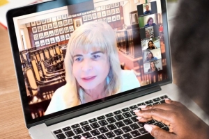 Rita Cortez destaca olhar feminino sobre políticas públicas, em evento da ABMCJ 