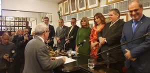 Da esq. para a dir., à mesa, Luciano Bandeira, José da Fonseca Martins, Paulo Rubens Máximo Filho, Rita Cortez, Alessandra Camarano Martins, Antonio Fabrício de Matos e Alexandre Bastos, no momento em que Ricardo Menezes assina o ato de posse como membro da nova diretoria da Acat
