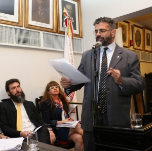 Da esq. para a dir., Eric Cwajgenbaum, Kátia Tavares e, na tribuna, Joycemar Tejo