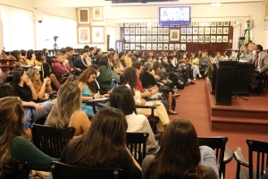 Alunos de Direito da FGV lotam o plenário histórico e dão início a projeto de receber jovens no IAB