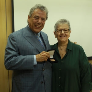 Técio Lins e Silva recebeu a condecoração pelas mãos de Marta de Senna