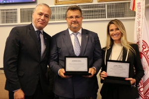 Da esq. para a dir., Claudio Ferreira, Rodrigo Roca e  Laura Tirelli