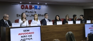 Da esq. para a dir., Ricardo Menezes, Daniela Borges, Ana Tereza Basílio, Luciano Bandeira, Marisa Gaudio, Rita Cortez, Ivone Caetano e Amanda Magalhães  