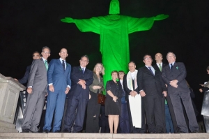 Autoridades reunidas aos pés do Cristo Redentor, sob iluminação especial