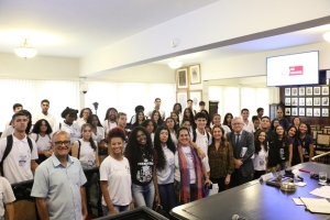 Leila Pose Sanches e Aderson Bussinger Carvalho com estudantes do Colégio Estadual Alice Paccini Gelio, no plenário histórico do IAB