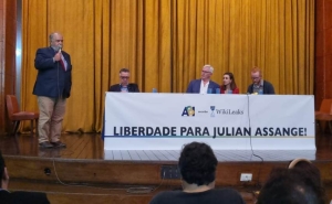 Armando de Souza, de pé, ao microfone